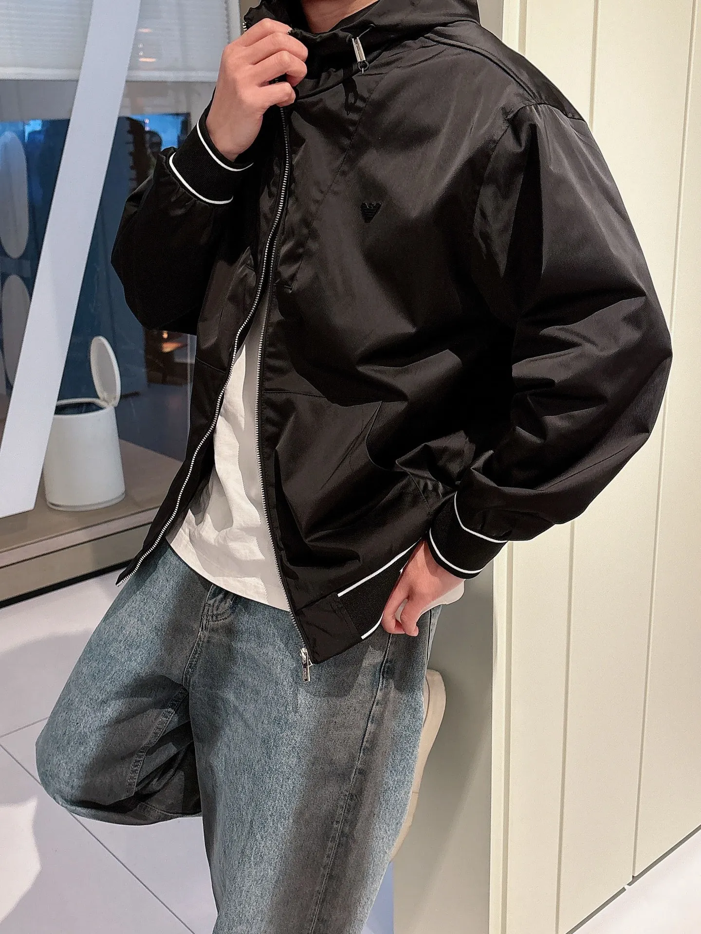 Armani official website Same Style, complete with three labels, on sale in advance. 2026 Autumn and Winter New Arrival men's jacket, Original with complete three labels, Premium version. Custom-made fabrics at the counter. Breathable, high comfort, impeccable details, brand element design concept, reflecting high quality. It feels delicate and soft, presents a casual cut, and has a great upper body shape. Sizes: M～3XL,